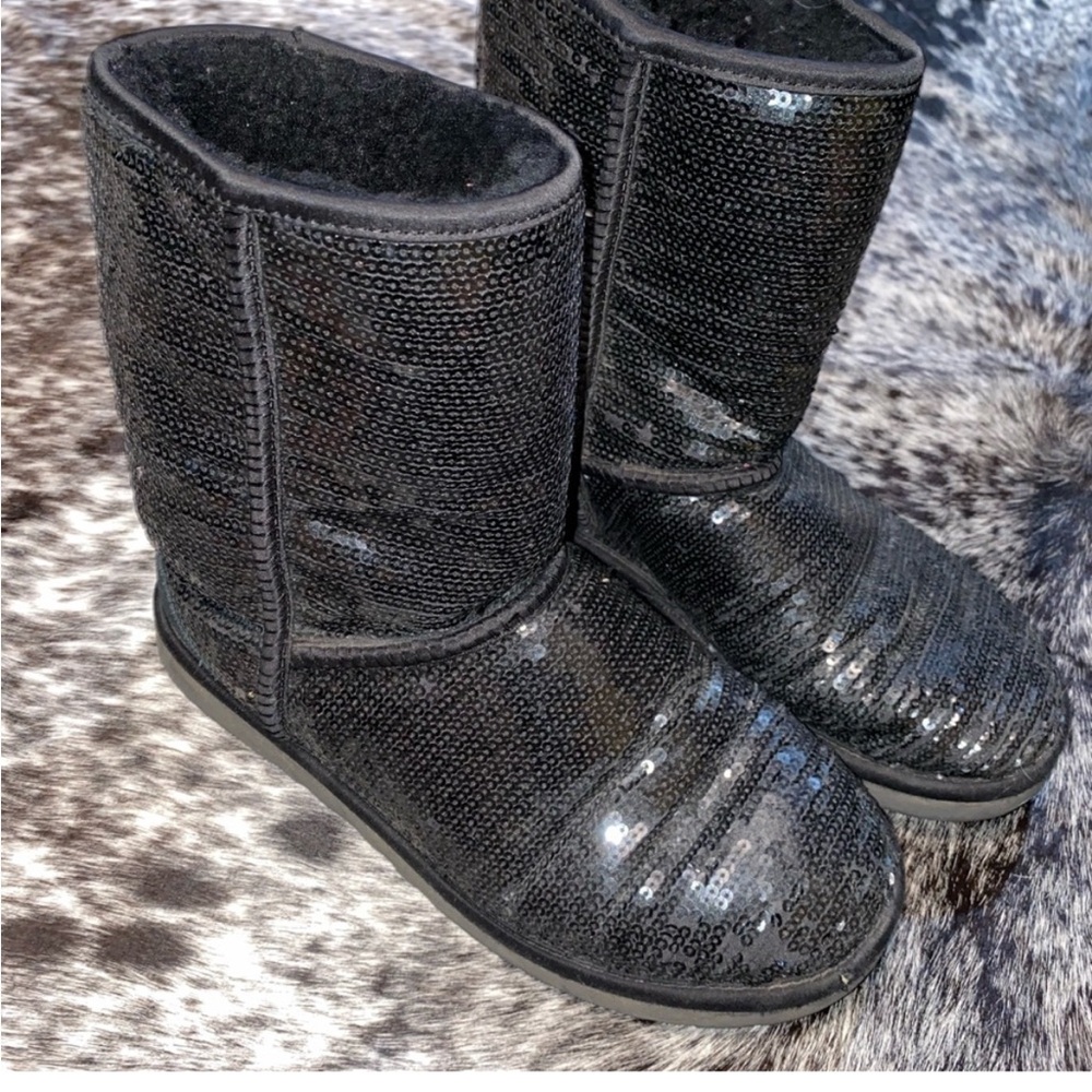 Ugg sequin boots. Fit more like a size 8. Warm cozy. EUC.